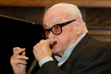 Le musicien belge Toots Thielemans joue de l'harmonica le 29 février 2012 à La Hulpe