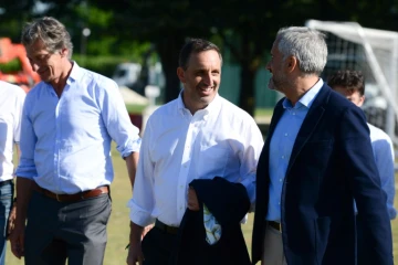 L'investisseur américain Joseph DaGrosa, plaisante avec les dirigeants de Bordeaux Stéphane Martin (d) et le propriétaire Nicolas de Tavernost au Haillan, le 29 juin 2018