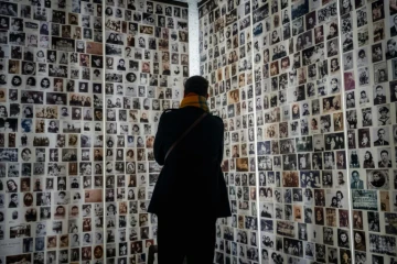 Un visiteur regarde des photos de juifs envoyés dans les camps nazis au Musée de l'Holocauste du Mémorial de la Shoah à Paris, le 19 janvier 2025