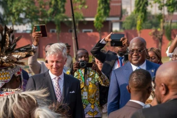 Le roi Philippe de Belgique et le président congolais Félix Tshisekedi (d) à l'aéroport de Kinshasa, le 7 juin 2022 en RDC
