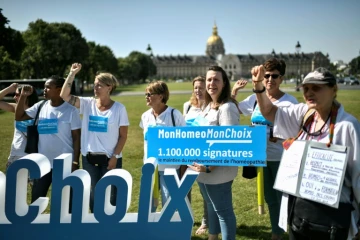 Manifestation appelée par le collectif "MonHomeoMonChoix" pour le maintien du remboursement de l'homéopathie, en face des Invalides, le 28 juin 2019 à Paris