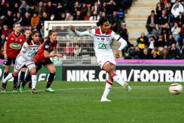 La défenseure de Lyon, Wendie Renard (d), lors de la finale de la Coupe de France face à Lille, à Châteauroux, le 8 mai 2019