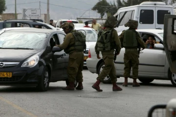 Des soldats israéliens lors d'un contrôle des automobilistes à Jenin, en Cisjordanie, le 24 octobre 2015