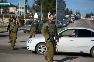 Des soldats israéliens patrouillent près du carrefour de Goush Etzion en Cisjordanie, le 5 janvier 2016