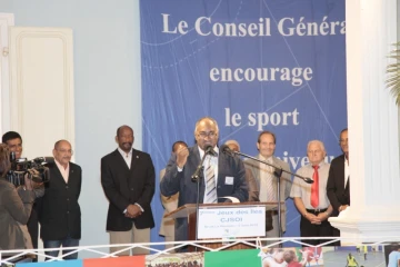 Bruno Mamindy-Pajany entouré des représentants des pays membres de la commission de la jeunesse et des sports de l'Océan indien (photo: Daniel Lebon)