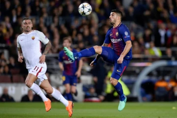 L'attaquant uruguayen de Barcelone Luis Suarez (D) buteur lors de la réception de l'AS Rome en Ligue des champions le 4 avril 2018