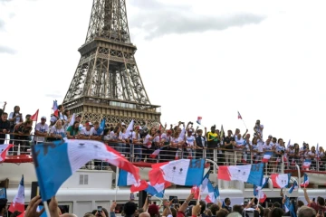 Présentation de la torche olympique des Jeux de Paris-2024, au pied de la Tour Eiffel, en présence de la légende du sprint Usain Bolt, le 25 juillet 2024 à Paris