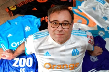 L'archiviste de l'Olympique de Marseille Gilles Castagno avec les maillots du club le 22 novembre 2018
