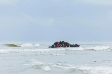 Le pneumatique d'un passeur tente de traverser la Manche, depuis la plage de l'Ecault à Saint-Etienne-au-Mont dans le Pas-de-Calais, le 30 octobre 2024
