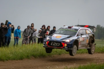 Le Belge Thierry Neuville au volant de sa Hyundai i20 lors du Rallye de Pologne, le 1er juillet 2017 à Kruklanki