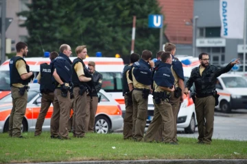 La police de Munich sur les lieux de la fusillade dans un centre commercial près du stade olympique, le 22 juillet 2016