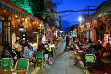 Des personnes sont attablées dans un restaurant de Tel Aviv, le 7 mars 2021, après la levée de certaines restrictions sanitaires en Israël
