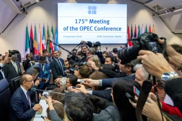 Le ministre saoudien de l'Energie, Khaled al-Faleh (G) parle aux journalistes au siège de l'Organisation des pays exportateurs de pétrole (Opep) à Vienne, en Autriche, le 6 décembre 2018