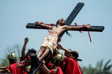 Chrétiens philippins lors d'un crucifiement près de San Fernando au nord de Manille, le 14 avril 2017