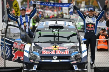 Sébastien Ogier (d) et son copilote Julien Ingrassia posent à côté de leur Polo VW après avoir remporté le Rallye de Grande-Bretagne, le 30 octobre 2016 à Llandudno au pays de Gallles 