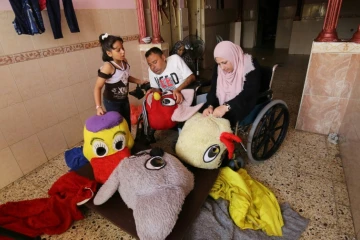Nihad et Zeinab Jarboa confectionnent des peluches et des déguisements, le 19 juillet 2020 à Gaza