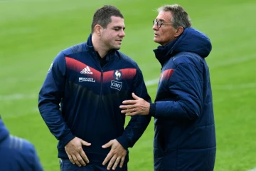 Le sélectioneur du XV de France Guy Noves (d) discute avec le capitaine Guilhem Guirado lors d'une séance d'entraînement à Marcoussis, le 10 novembre 2017