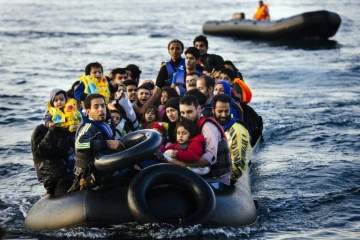 Des migrants et réfugiés arrivent sur l'île grecque de Lesbos après avoir traversé la mer Egée depuis la Turquie, le 14 octobre 2015