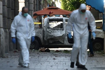 Des membres de la police scientifique sur les lieux d'un attentat suicide dans le centre de Tunis, le 27 juin 2019