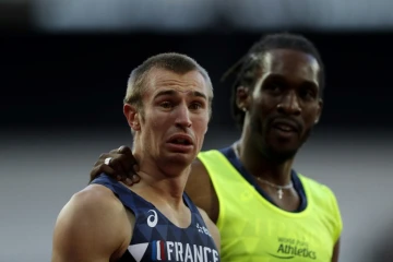 L'athlète handisport Timothée Adolphe avec son guide Yannick Fonsat, à l'issue de la finale du 200 m T11 des Mondiaux de Londres, le 21 juillet 2017 