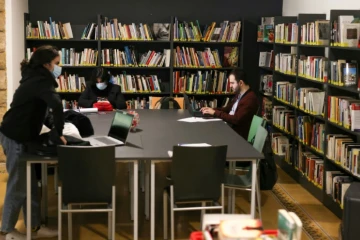 Des personnes travaillent sur leur ordinateur portable dans l'une des bibliothèques publiques de Beyrouth, le 11 février 2022 au Liban
