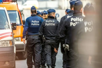 Des policiers près de la station de métro Maelbeek à Bruxelles le 22 mars 2016