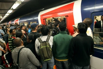 Des personnes tentent de rentrer dans un RER à Paris le 13 mai 2011