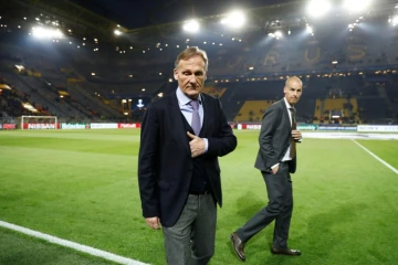 Le patron du club allemand Hans-Joachim Watzke (g) sur la pelouse du stade de Dortmund, le 11 avril 2017 