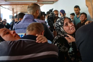 Des proches pleurent la mort de trois journalistes palestiniens après des frappes israéliennes, à l'hôpital Ahli Arab de Gaza-ville, le 5 juin 2025