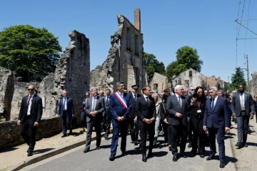 Le président Emmanuel Macron, le maire d'Oradour-sur-Glane Philippe Lacroix (gauche) et le président allemand Frank-Walter Steinmeier à Oradour-sur-Glane, dans la Haute-Vienne, le 10 juin 2024