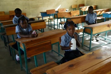 Des élèves sont assis derrière leur bureau le jour de la rentrée à l'école publique de Tabarre, dans la banlieue de Port-au-Prince, le 5 septembre 2016.