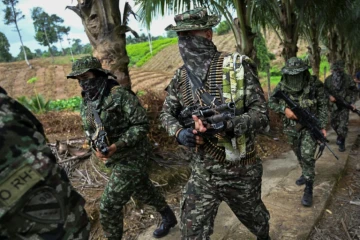 Des membres du groupe dissident des ex-FARC Segunda Marquetalia défilent près de Llorente, en Colombie, en août 2024