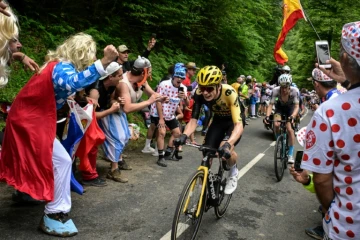 Jonas Vingegaard à l'attaque dans le col de Marie Blanque lors de la 5e étape du Tour de France le 5 juillet 2023. Le Danois, vainqueur sortant de la Grande boucle, s'installe à la deuxième place du classement général, avec 53 secondes sur son grand rival, Tadej Pogacar 