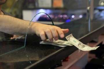 La richesse des milliardaires dans le monde a augmenté de 900 milliards l'an dernier, soit au rythme de 2,5 milliards par jour, alors que celle de la moitié la plus pauvre de la population de la planète a chuté de 11%, selon Oxfam