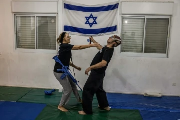 Des participants s'entraînent au Krav Maga, dans un dojo situé dans la colonie de Maale Adumim, en Cisjordanie occupée, le 26 juin 2024