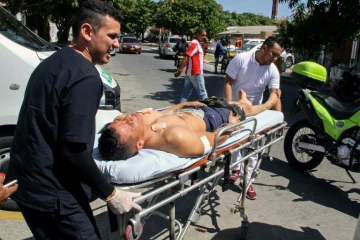Un policier blessé dans l'attaque à l'explosif d'un commissariat dans la ville portuaire de Barranquilla (nord de la Colombie), attribuée par les autorités à des trafiquants de drogue, le 27 janvier 2018