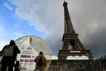 Compte à rebours à 100 jours des Jeux Olympiques de Paris 2024 devant la Tour Eiffel, le 16 avril 2024 à Paris
