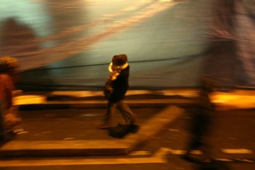 "Il ne me reste rien à la fin du mois, jamais. Quand j'arrive à zéro, je suis contente". Avec 560 euros par mois touchés grâce aux aides sociales, Mathilde élève seule sa fille de 12 ans