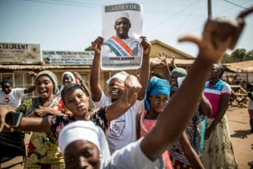 Des partisans d'Adama Barrow, vainqueur de la présidentielle, brandissent son portrait, le 2 décembre 2016 à Serekunda en Gambie