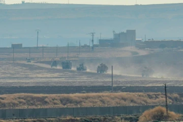 Photo prise depuis la ville turque de Kiziltepe montrant des soldats turcs et russes qui patrouillent dans le nord de la Syrie, le 1er novembre 2019