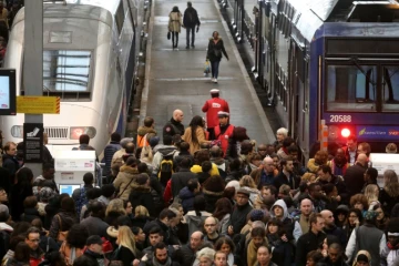 Des agents de la SNCF parlent avec des usagers à la gare de Lyon, à Paris, le 3 avril 2018, au premier jour de la grève des cheminots contre la réforme de la SNCF