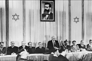 Le Premier ministre israélien David Ben Gourion, entouré par les membres du Conseil national juif, proclame la création de l'Etat d'Israël, le 14 mai 1948 à Tel-Aviv