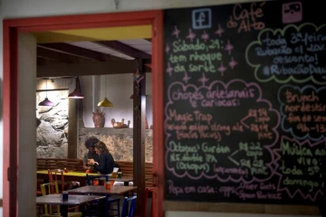 Un couple dans un bar du quartier Santa Teresa à Rio de Janeiro, au Brésil, le 27 juillet 2017