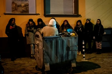 Une troupe de théâtre lors d'une performance figurant des chiffonniers de Sofia, le 18 décembre 2017 en Bulgarie 
