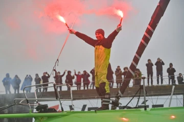 Le skipper Nicolas Lunven accueilli par le public après avoir terminé le Vendée Globe, le 25 janvier 2024 aux Sables-d'Olonne