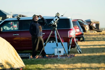 Un chasseur d'éclipse à Madras (Oregon) aux Etats-Unis, le 18 août 2017