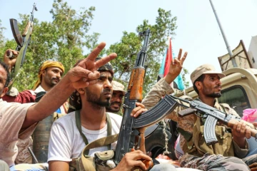 Des combattants des forces séparatistes dans le sud du Yémen font le V de la victoire le 29 août 2019 à bord d'un pick-up à Aden, la grande ville du Sud