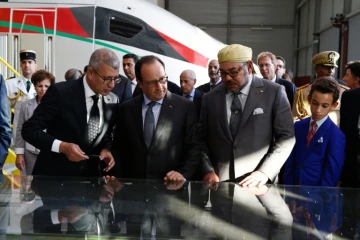 Le président français François Hollande (2e d), et le roi du Maroc Mohammed VI (3e d) au centre de maintenance du train grande vitesse Tanger-Casablanca à Tanger, le 19 septembre 2015