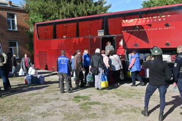 Des civils évacués de la région de Kharkiv au lendemain de l'offensive russe dans le nord-est de l'Ukraine, le 10 mai 2024