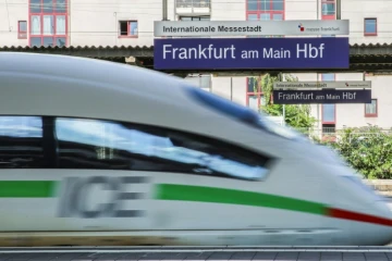 Train ICE passant à Francfort, en Allemagne le 11 août 2021